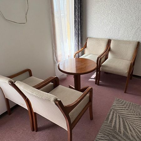 Maple Creek Motor Inn 外观 照片