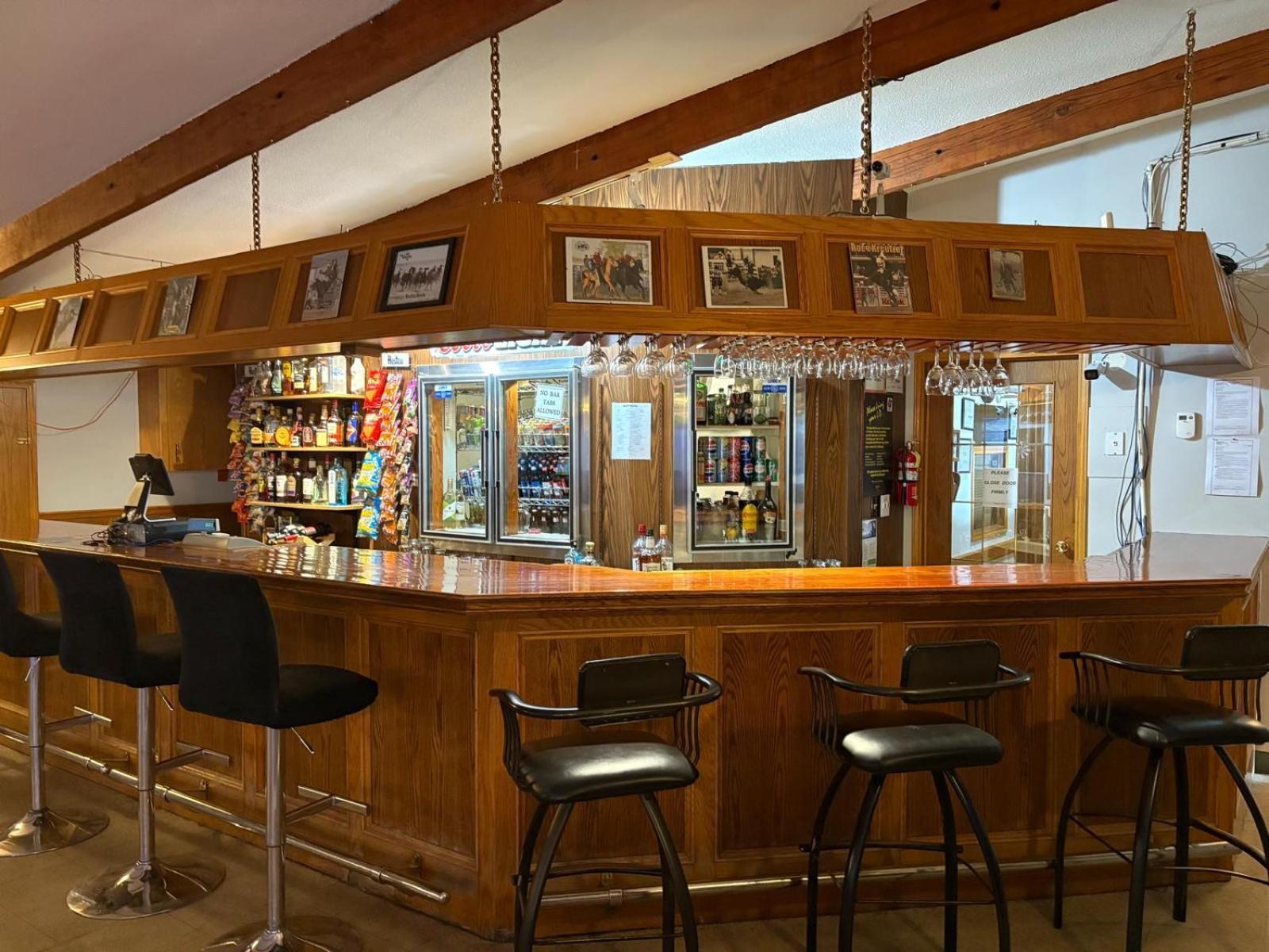 Maple Creek Motor Inn 外观 照片