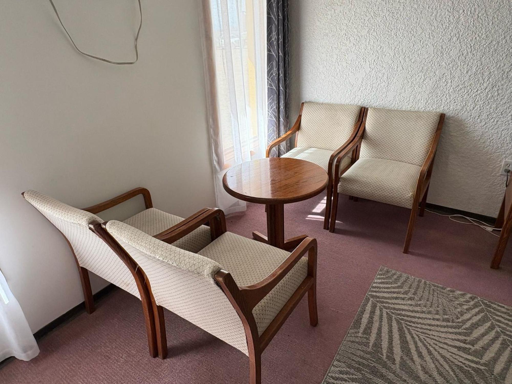 Maple Creek Motor Inn 外观 照片