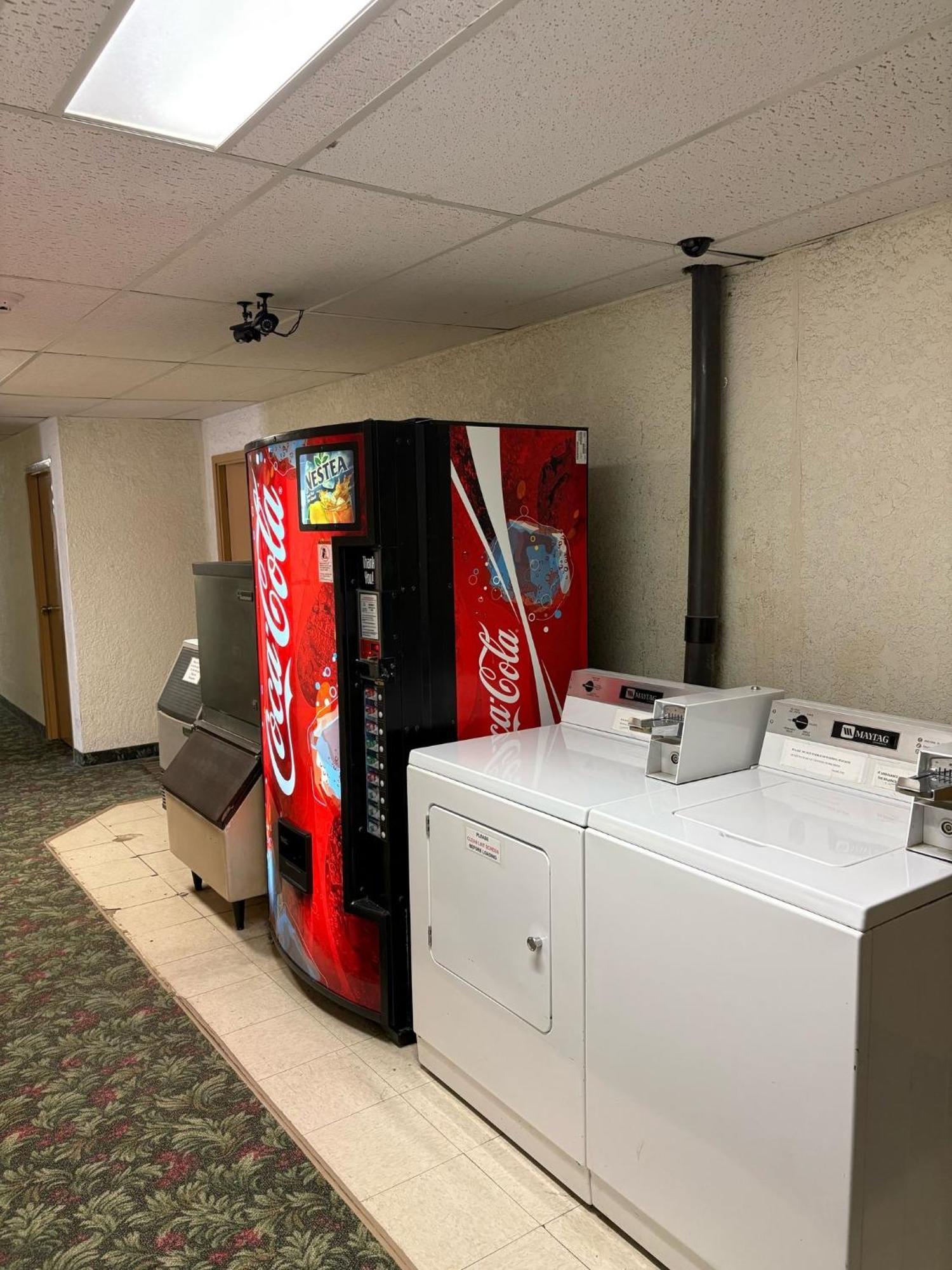 Maple Creek Motor Inn 外观 照片