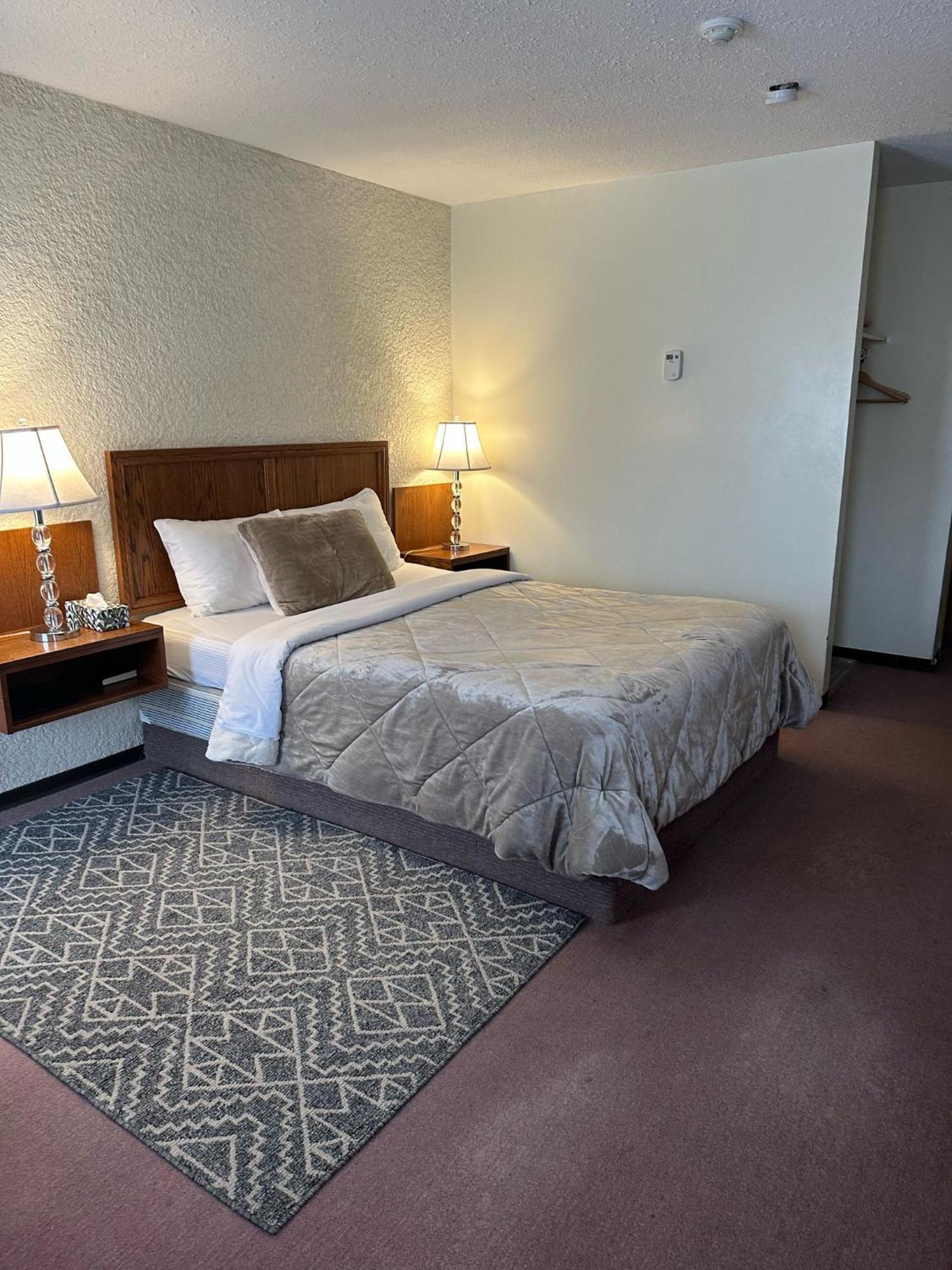 Maple Creek Motor Inn 外观 照片