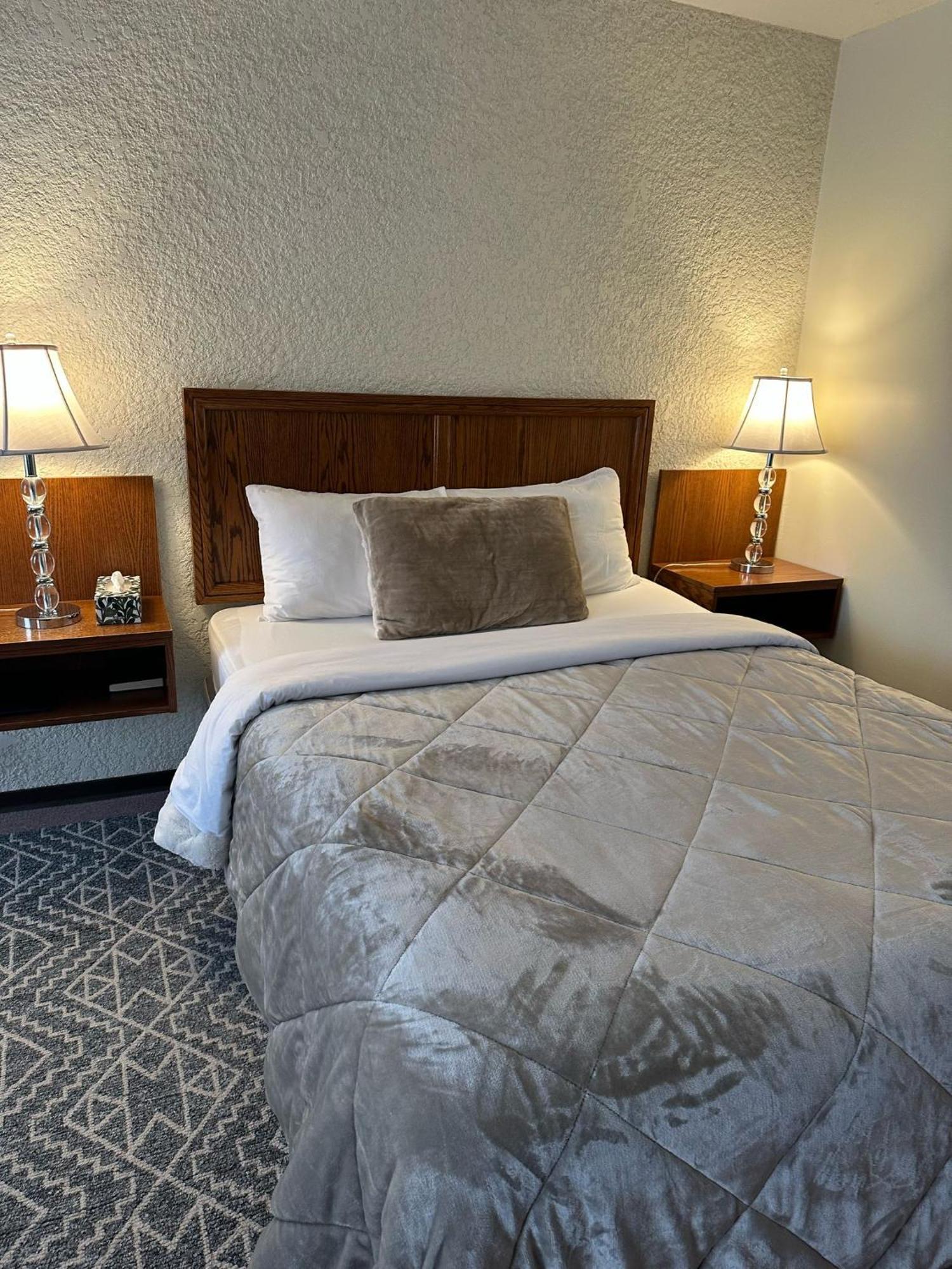 Maple Creek Motor Inn 外观 照片