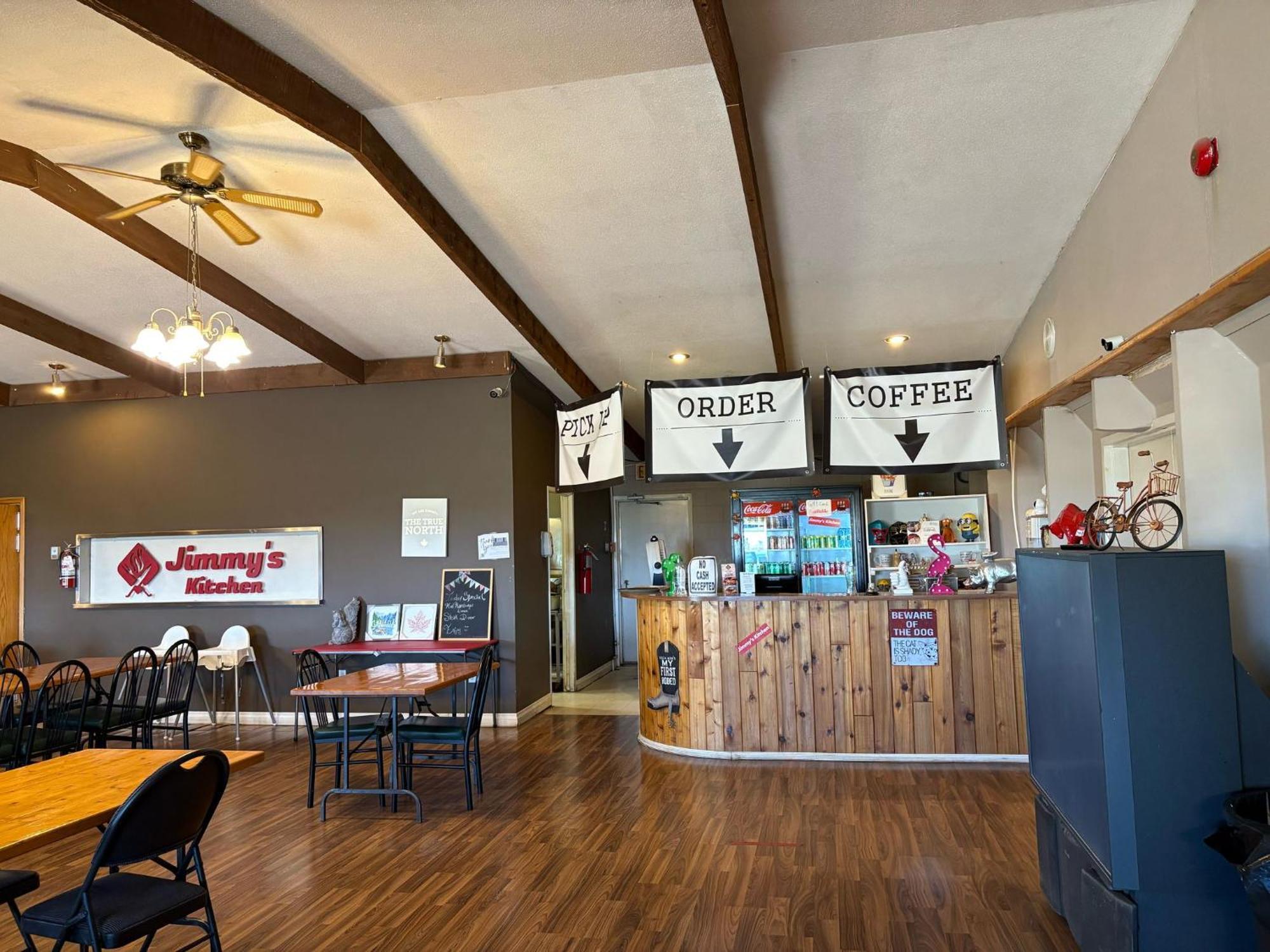 Maple Creek Motor Inn 外观 照片