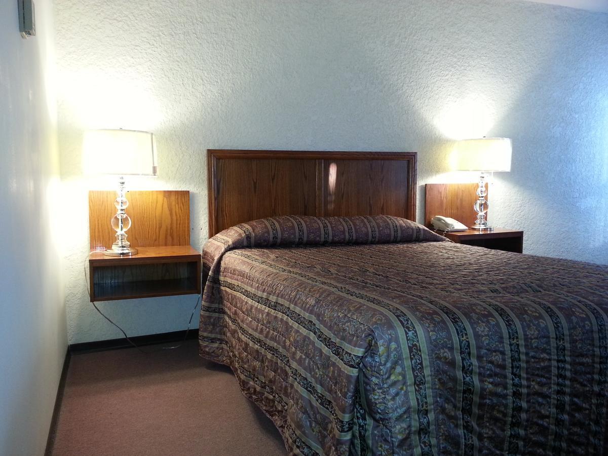 Maple Creek Motor Inn 外观 照片