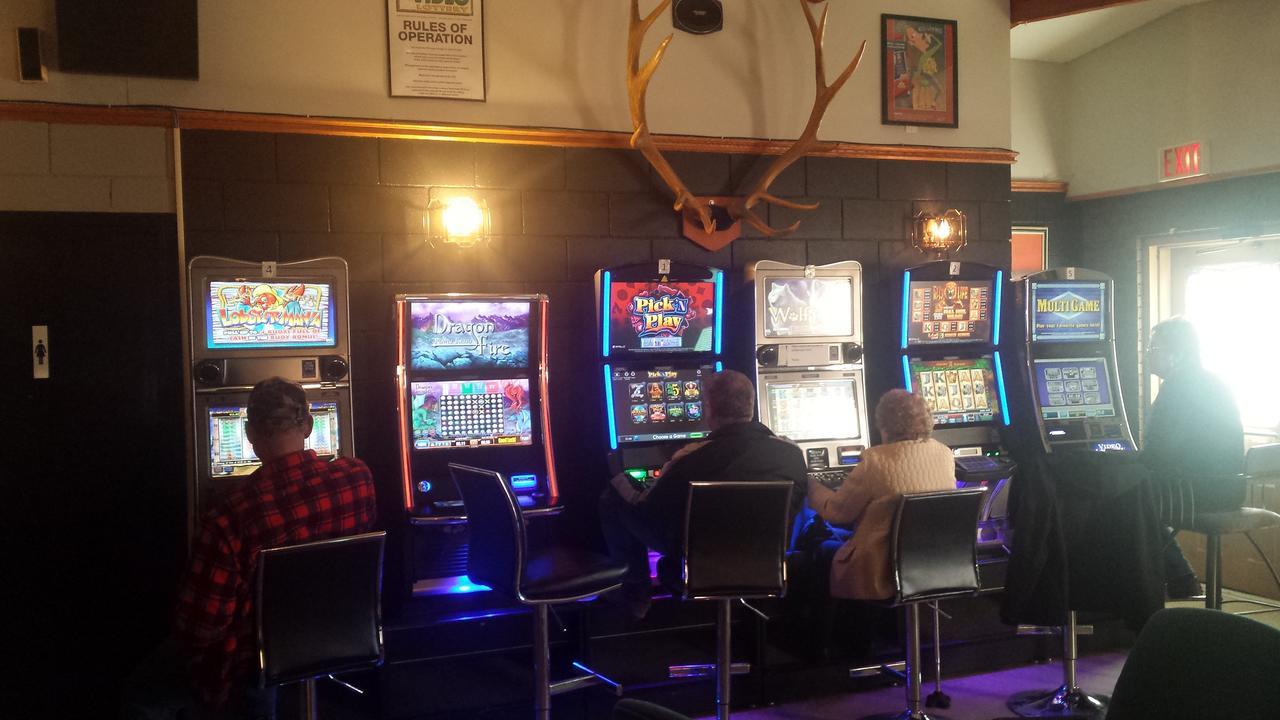 Maple Creek Motor Inn 外观 照片