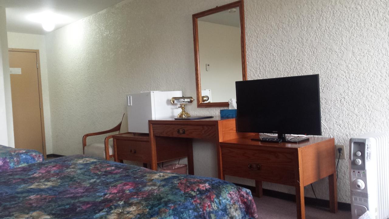 Maple Creek Motor Inn 外观 照片