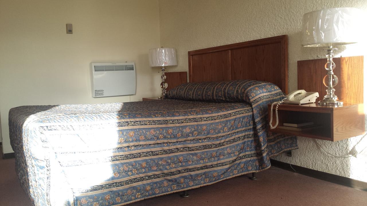 Maple Creek Motor Inn 外观 照片