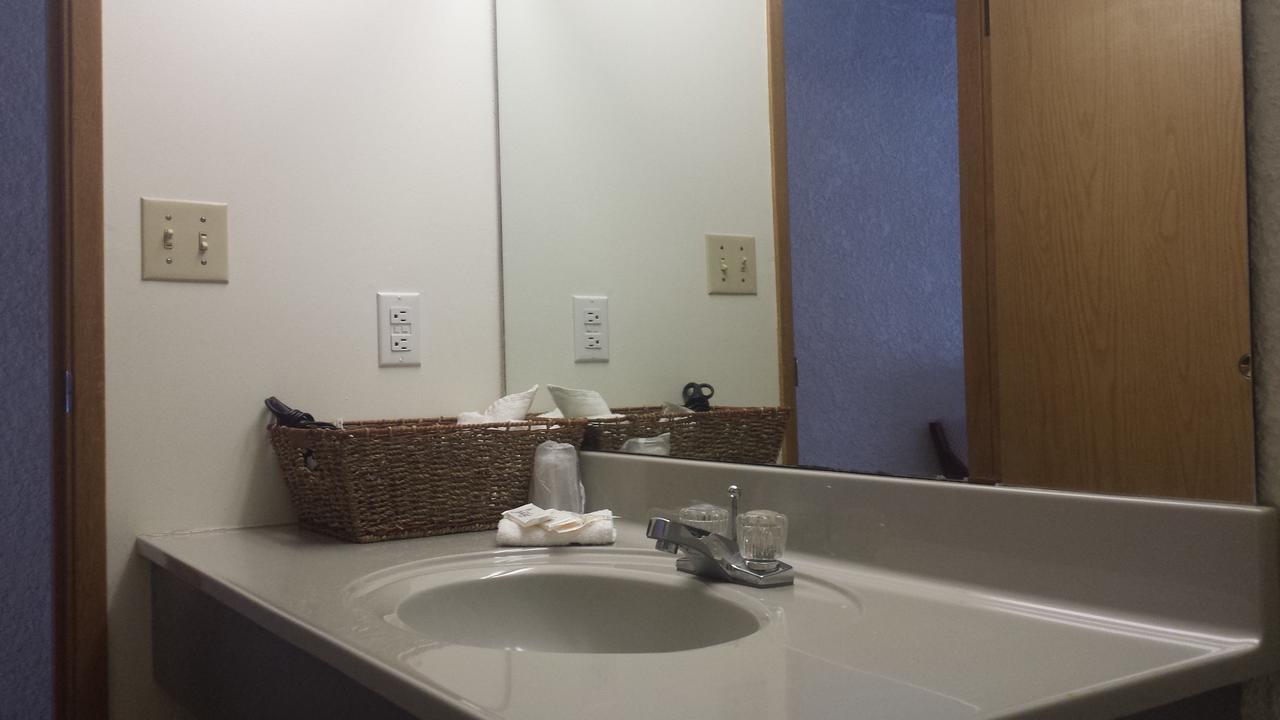 Maple Creek Motor Inn 外观 照片