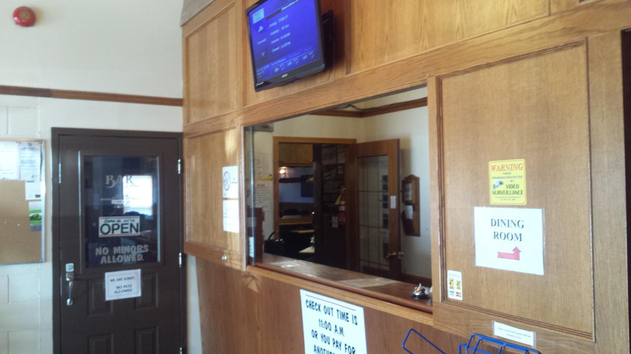 Maple Creek Motor Inn 外观 照片